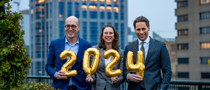 Partners Brackmann houden ballonnen 2024 vast