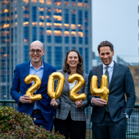 Partners Brackmann houden ballonnen 2024 vast